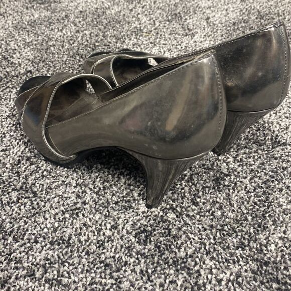 Gianni Bini Silver 3” Heals Size 6 - Picture 4 of 7